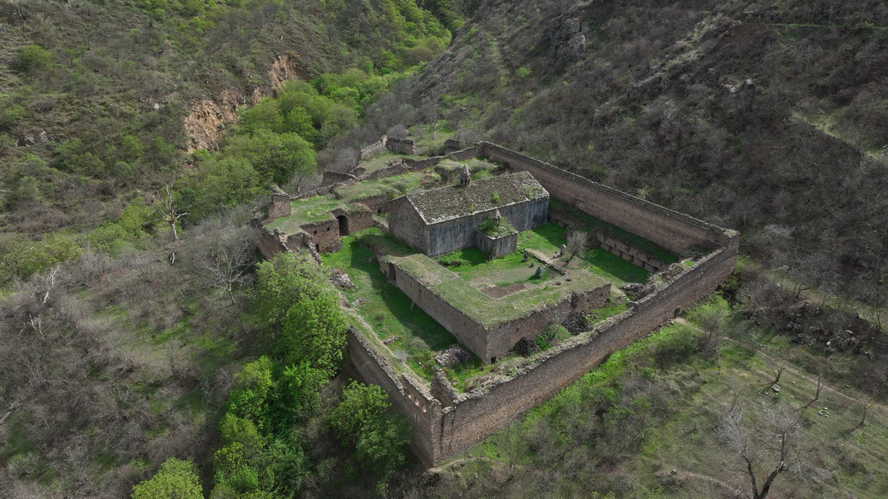 photo_5289686326414802119_y