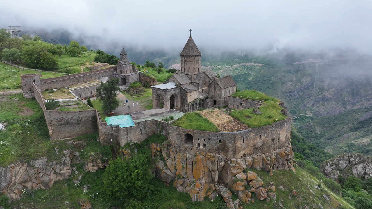 photo_5289686326414802121_y